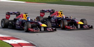 800px-Sebastian_Vettel_overtaking_Mark_Webber_2013_Malaysia_1