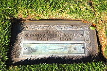 220px-Donna_Reed_grave_at_Westwood_Village_Memorial_Park_Cemetery_in_Brentwood,_California