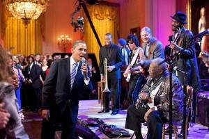 800px-Barack_Obama_singing_in_the_East_Room