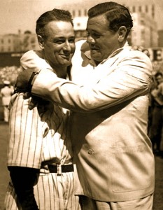 Babe_Ruth_hugging_Lou_Gehrig_(1939)