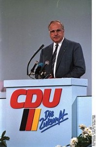 220px-Bundesarchiv_B_145_Bild-F073617-0004,_Mainz,_CDU-Bundesparteitag,_Kohl