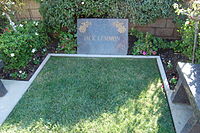 200px-Jack_Lemmon_grave_at_Westwood_Village_Memorial_Park_Cemetery_in_Brentwood,_California